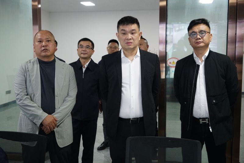 2024年4月10日市委副書記、政法委書記曾若冰視察萬眾集團