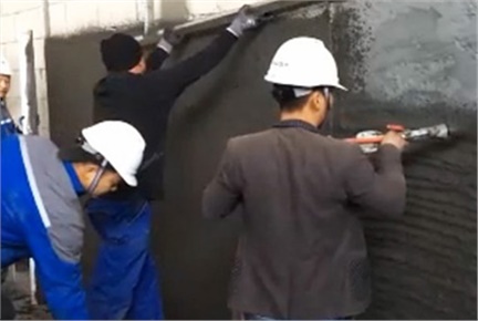 6人組機(jī)械化抹灰（自動(dòng)輸送、自動(dòng)攪拌和噴涂、刮平及收面）